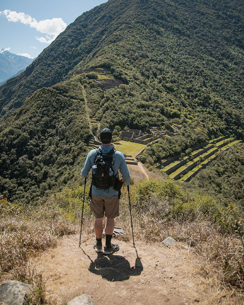 Turista posando en el clásico mirador de Choquequirao