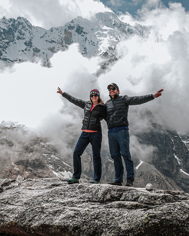 Turistas posando felices al pie del nevado Salkantay