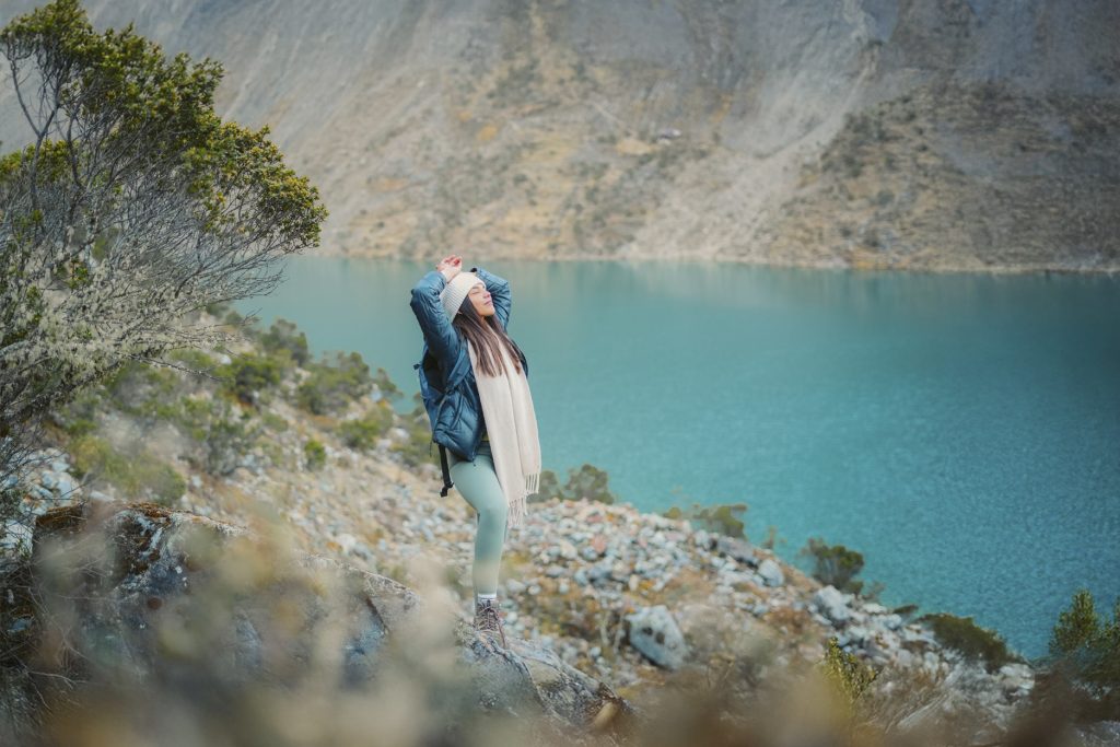 Turista mujer en la Laguna Humantay