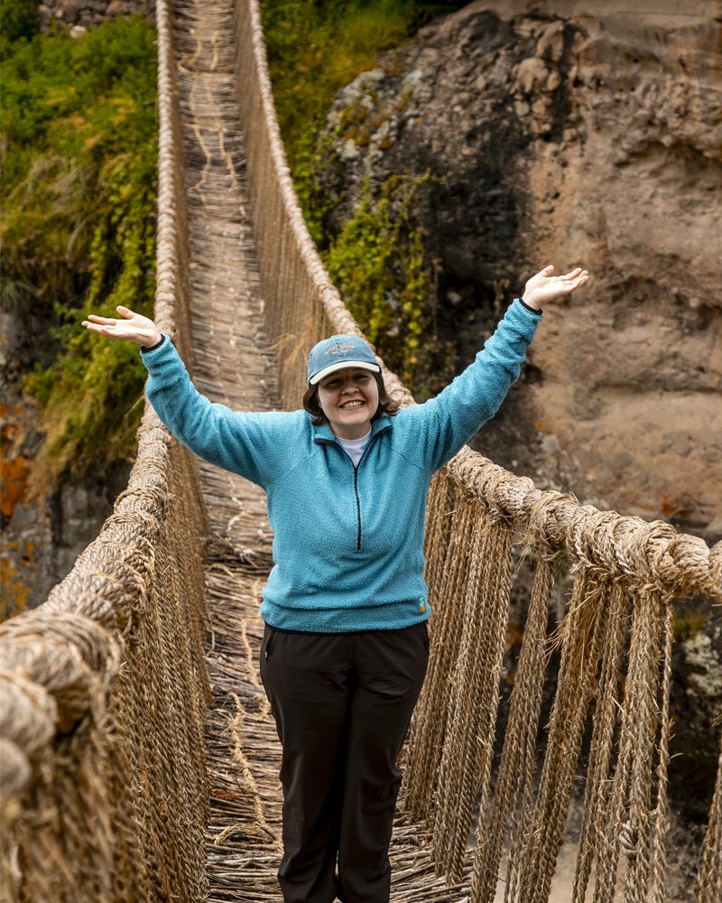 Turista parado en el puente Inca de Qeswachaka