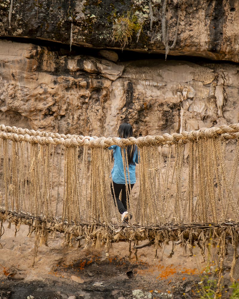 Turista cruzando el puente Inca de Qeswachaka