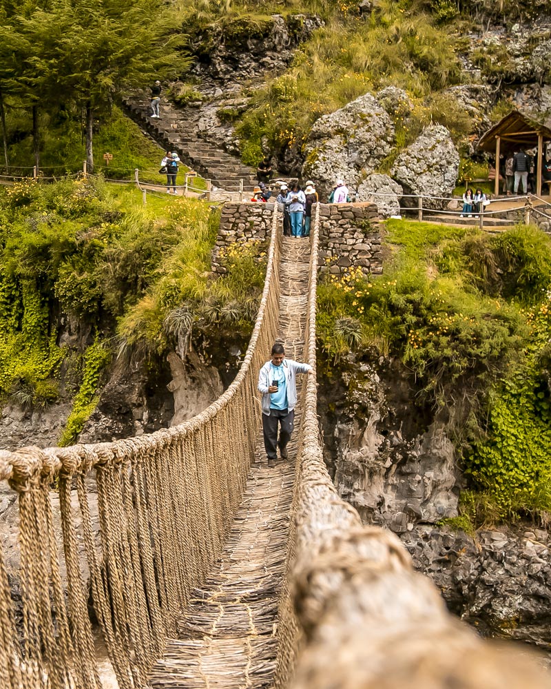 Turistas cruzando el puente de Q'eswachaka