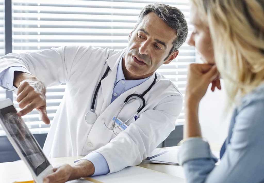 persona consultando con un medico su condición física para realizar un trekking en Perú