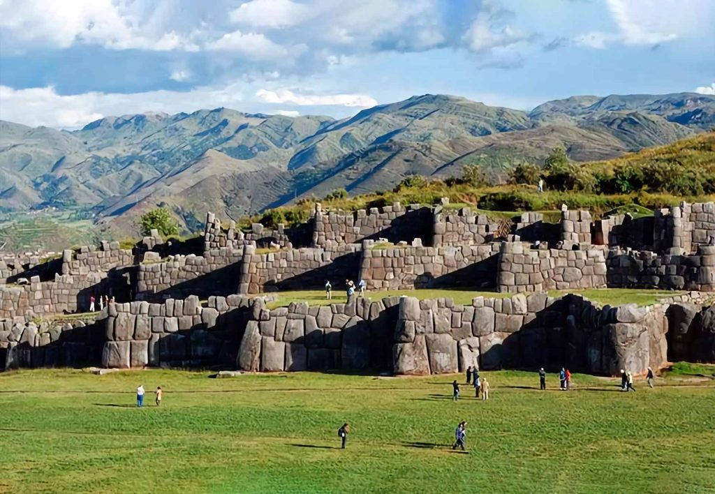 Parque arqueológico Sacsayhuaman en el atardecer