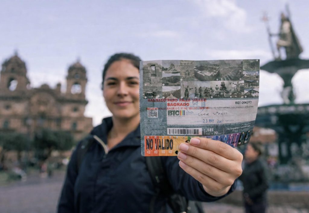 Turista con el boleto turístico en la Plaza de Armas de Cusco