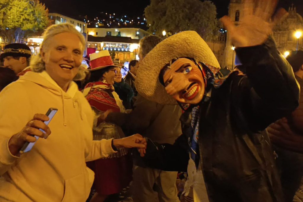 Turista y bailarín en la velada del Cruz Velacuy