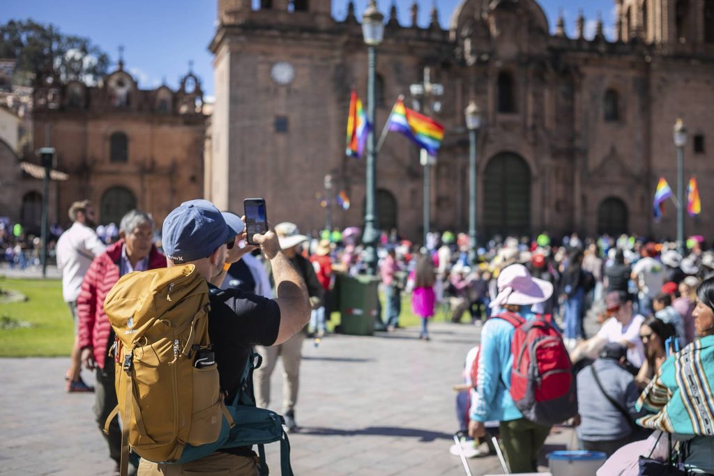 Turista viendo una festividad en Cusco. 