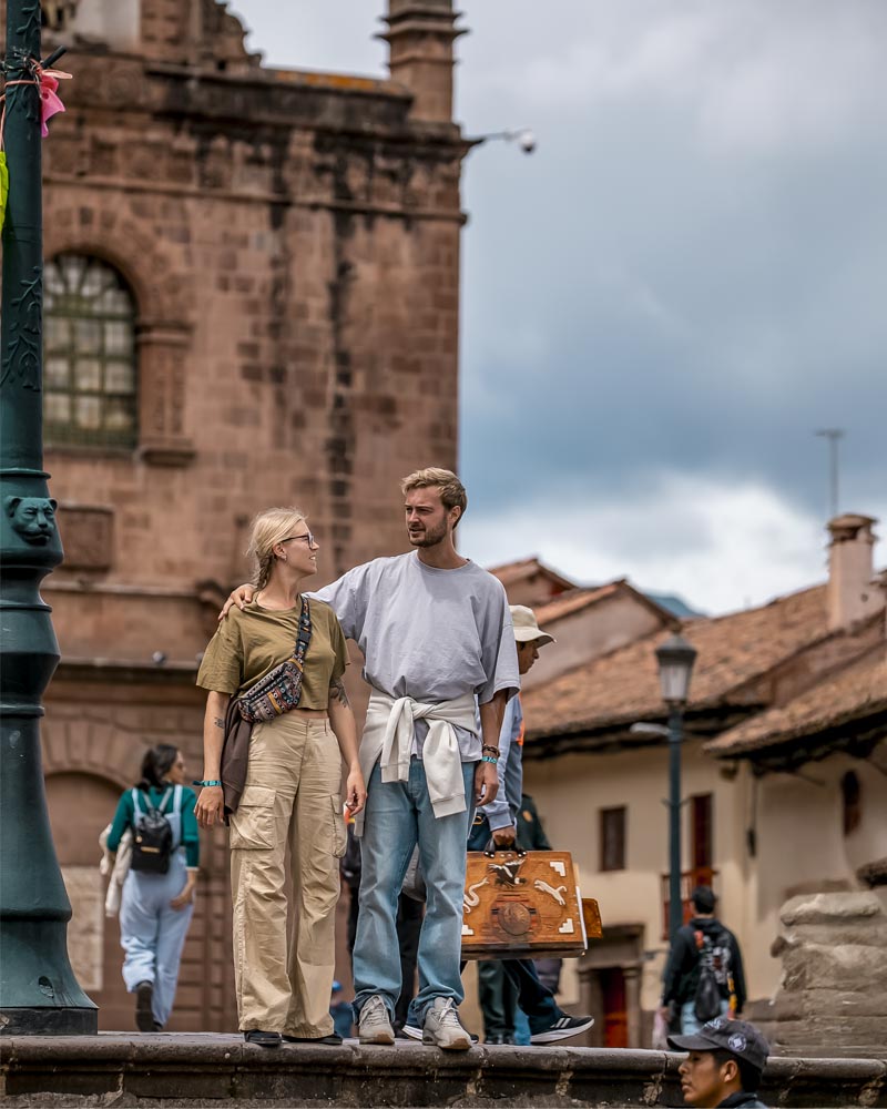 Una pareja de turistas caminando en la ciudad de Cusco