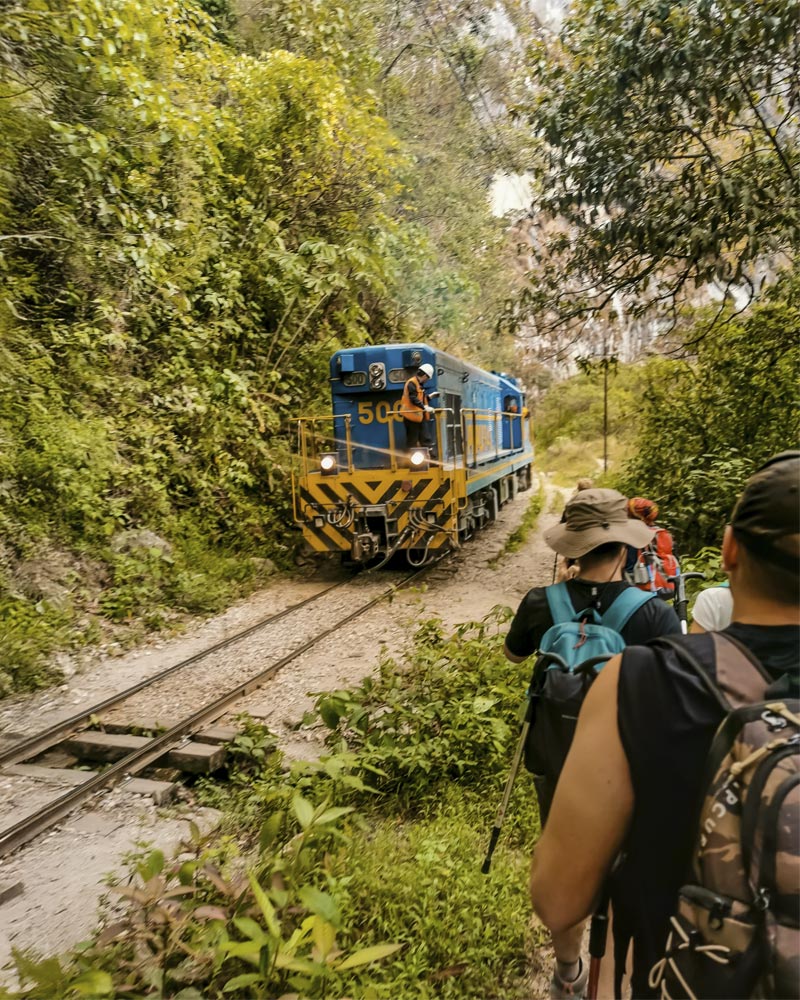 Turista caminando hacia el pueblo de Aguas Calientes