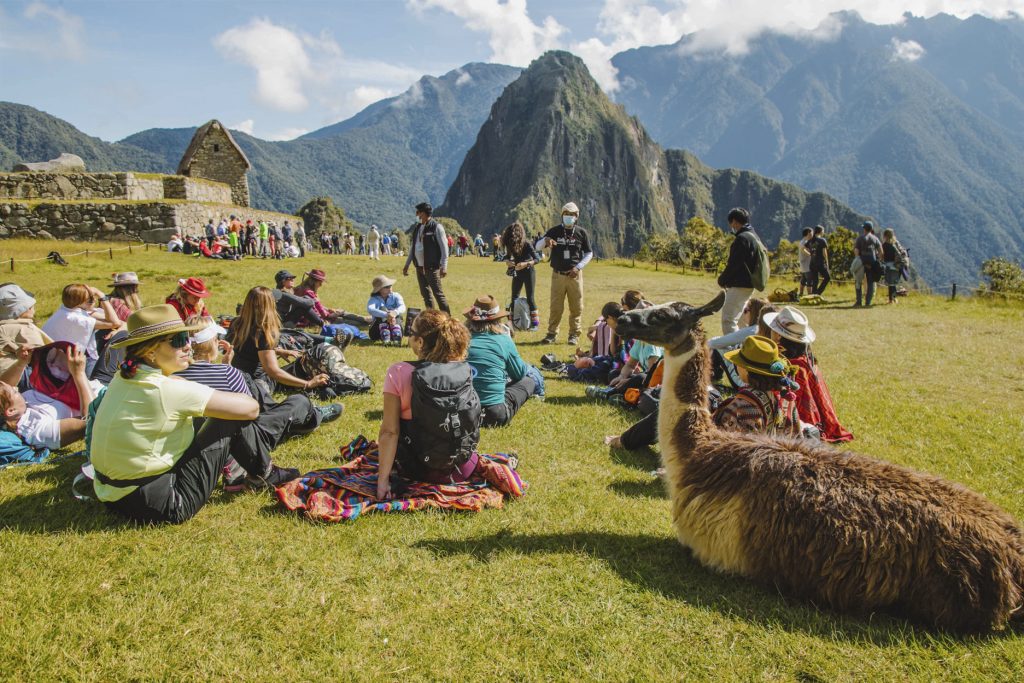 Guía explicando en Machu Picchu
