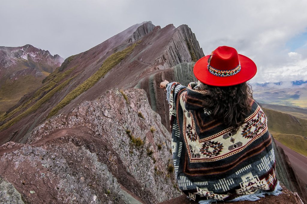 Turista en la montaña de Pallay Punchu