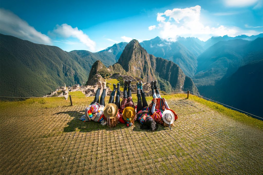 Turistas en la ciudadela de Machu Picchu