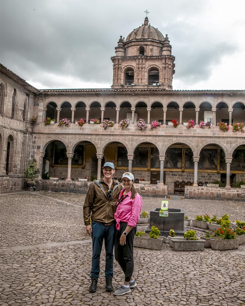 Una pareja de turistas en Qoricancha (el Templo del Sol)