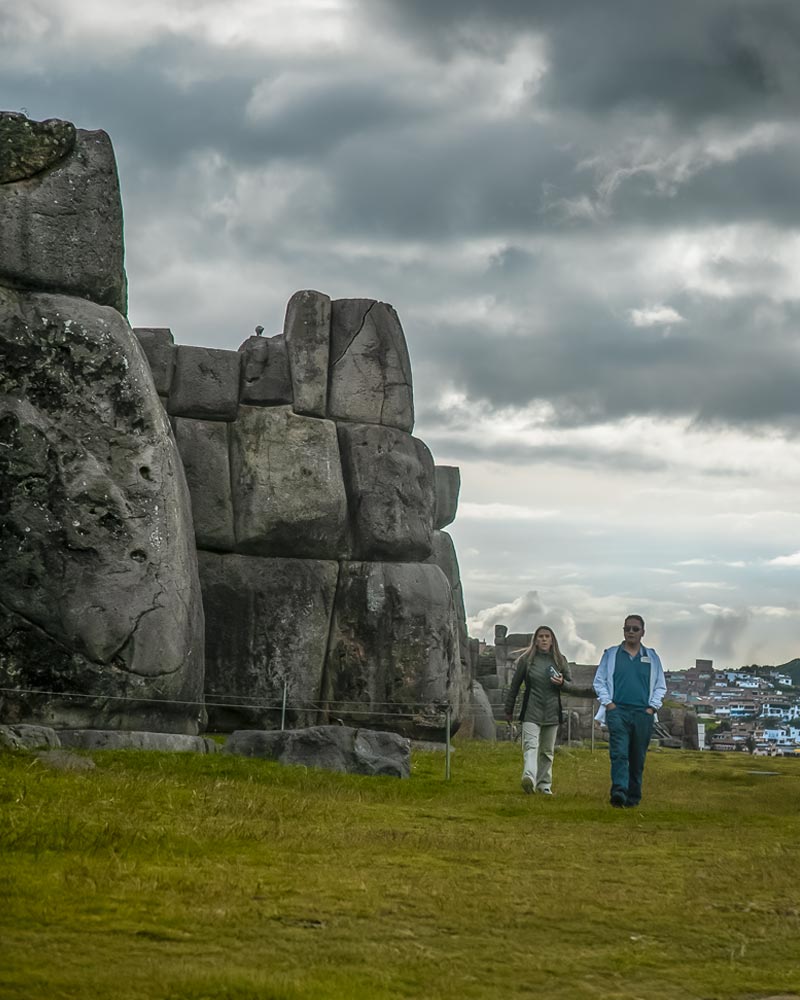 Dos Turistas en el sitio Arqueológico de Sacsayhuamán