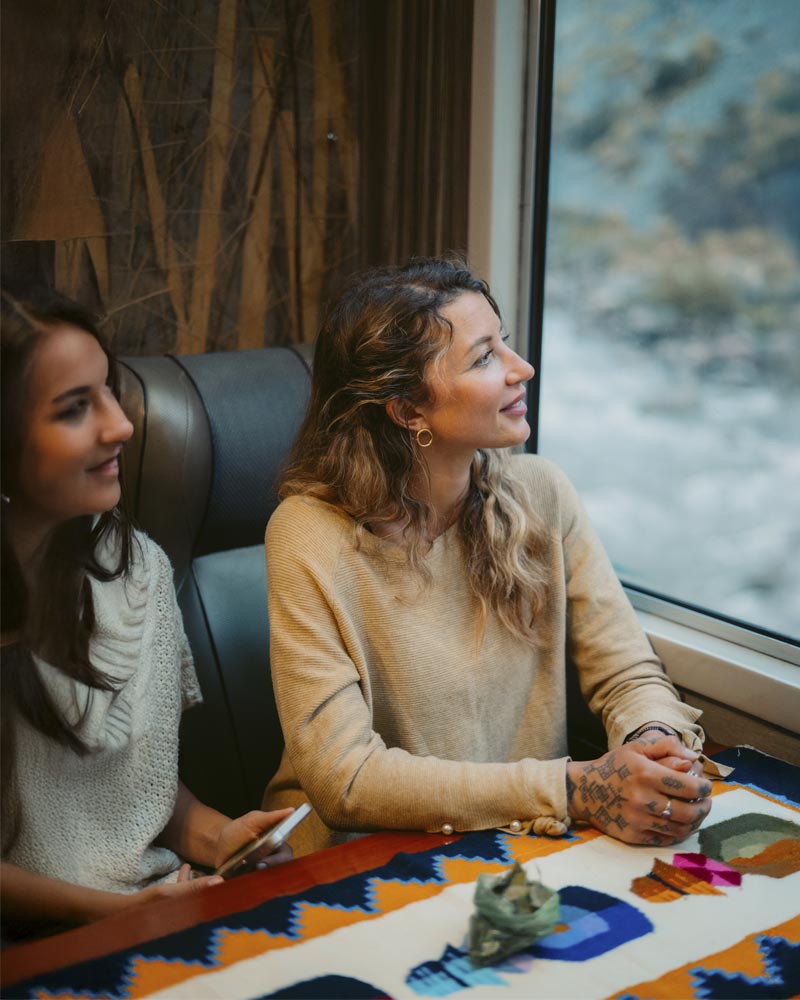 Turistas en un tren a Machu Picchu