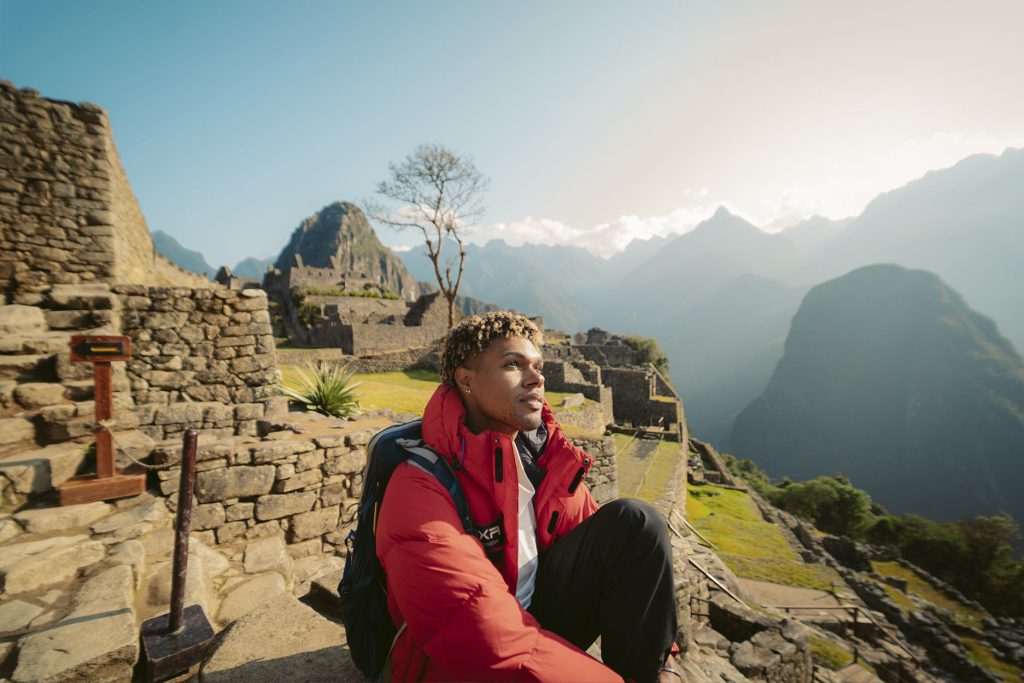Turista en la ciudadela de Machu Picchu