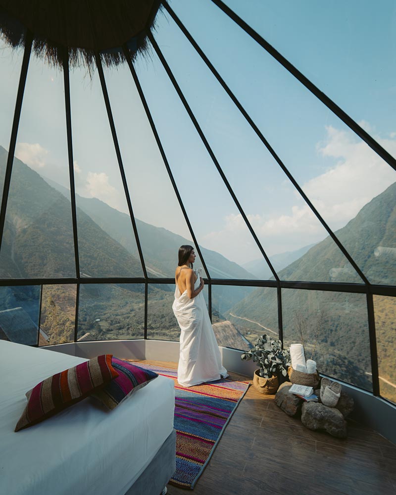 Turista dentro de un domo del campamento Mountain Sky View