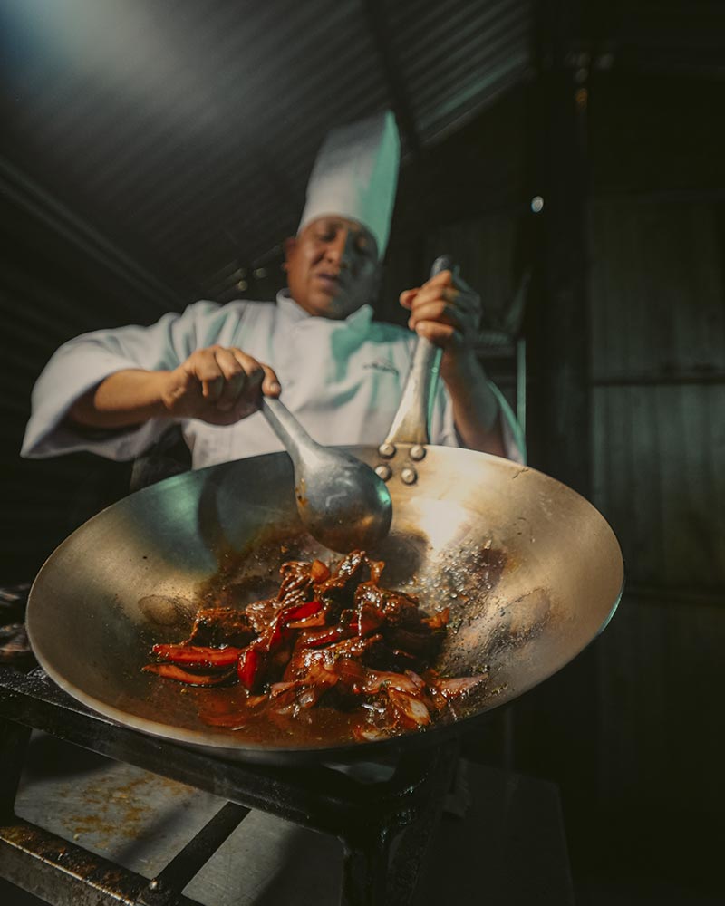 Nuestro cocinero preparando una comida en la ruta
