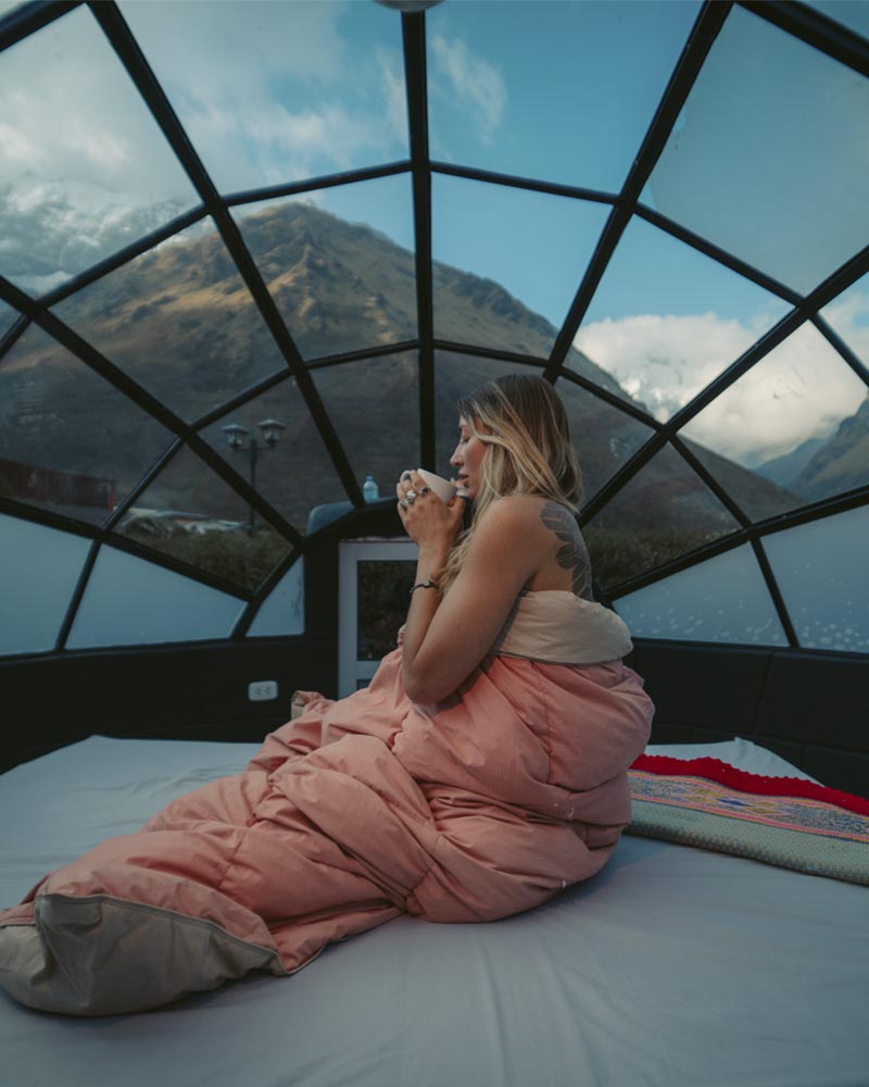 Turista dentro de un domo del campamento Sky Camp