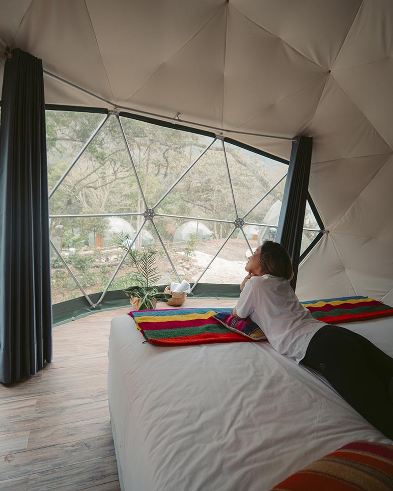 Turista dentro de un domo del campamento Super Jungle Domes