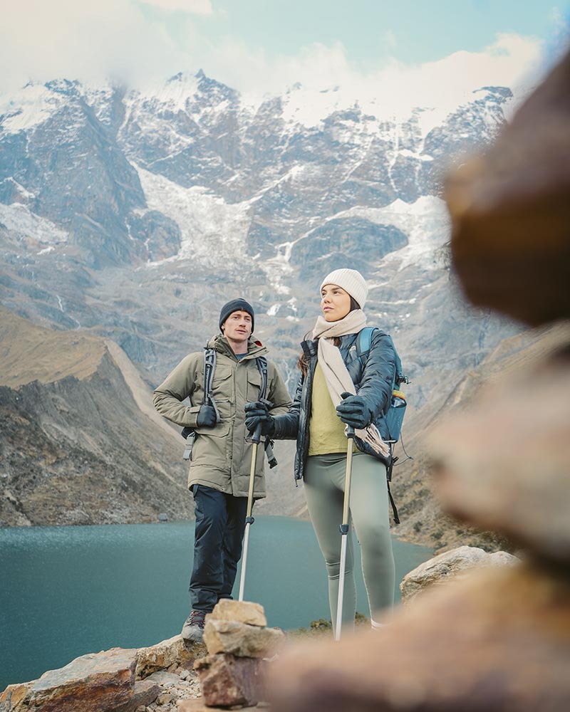 Dos turistas en la laguna Humantay