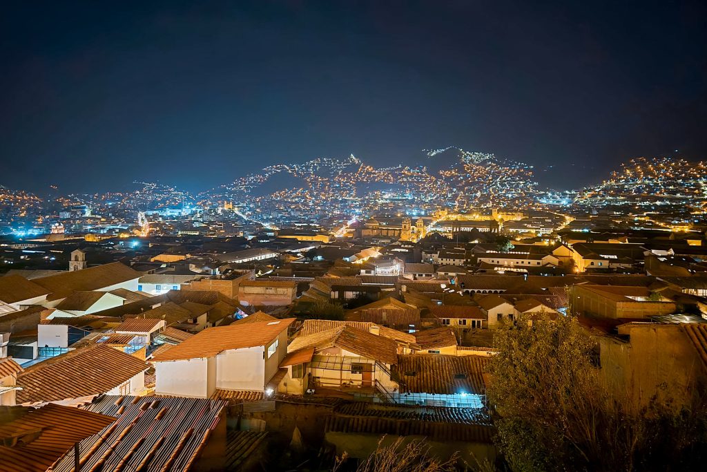 La ciudad de Cusco de noche desde el mirador de san Blas