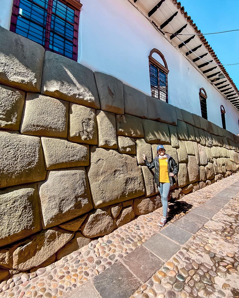 Turista junto a la piedra de los 12 ángulos