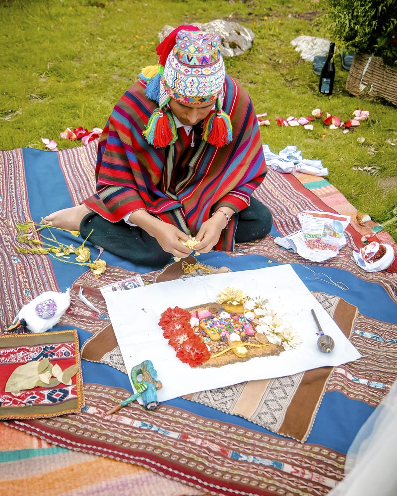 Ofrenda a los Apus en los andes del Perú