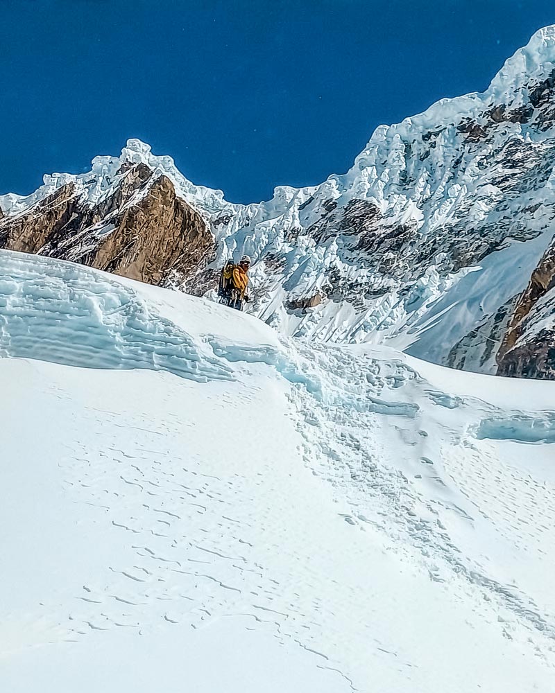 Turista escalando la montaña Salkantay