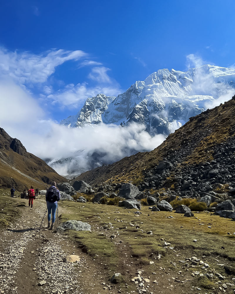 Turista caminando rumbo al Apu Salkantay.