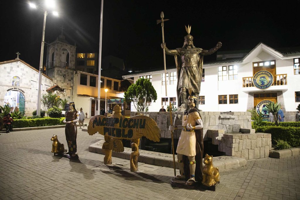 Imagen de estatuas de Incas en Aguas Calientes