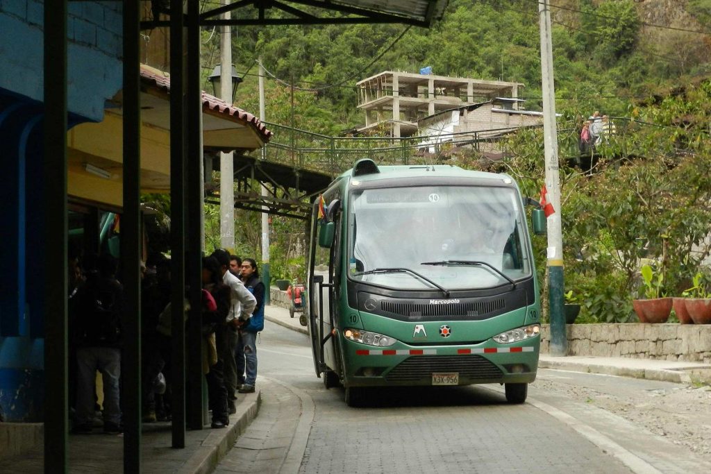 Bus de la empresa Consettur rumbo a Machu Picchu