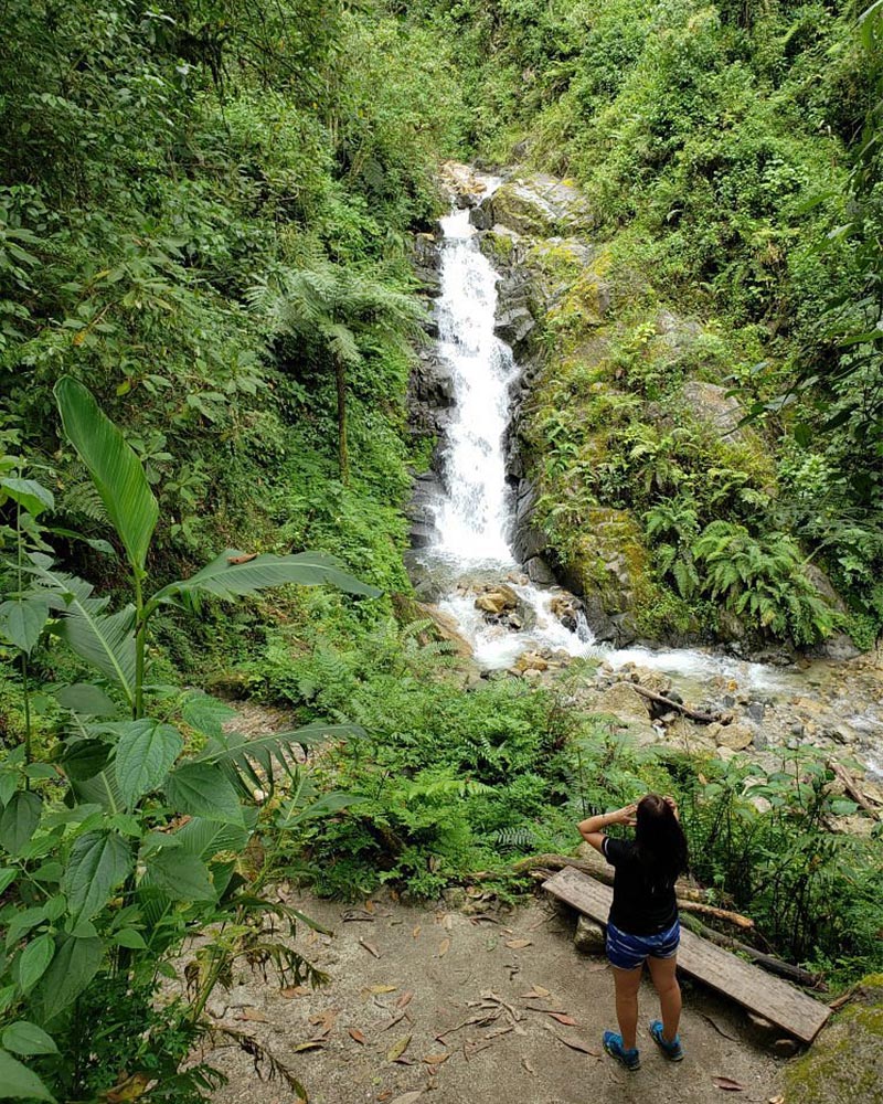 Turista en las cataratas de Allcamayo