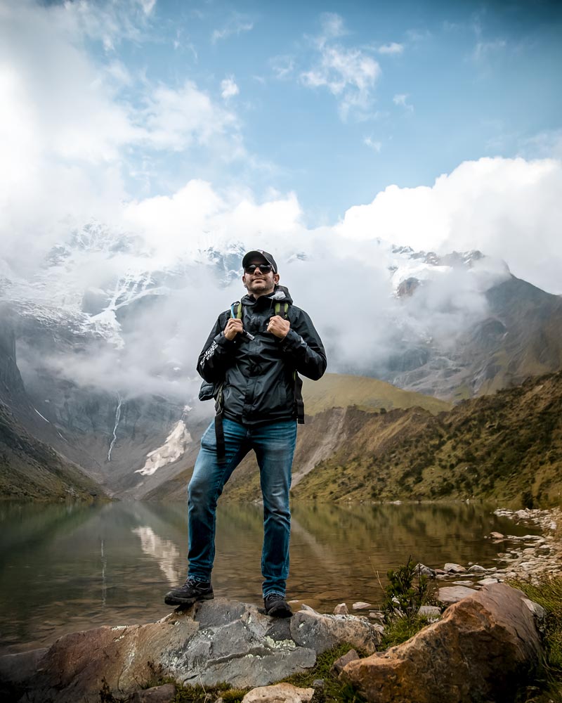 Turista con su equipo de senderismo en el lago Humantay.