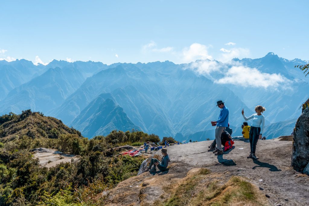 Turistas en el Camino Inca con las montañas andinas de fondo.