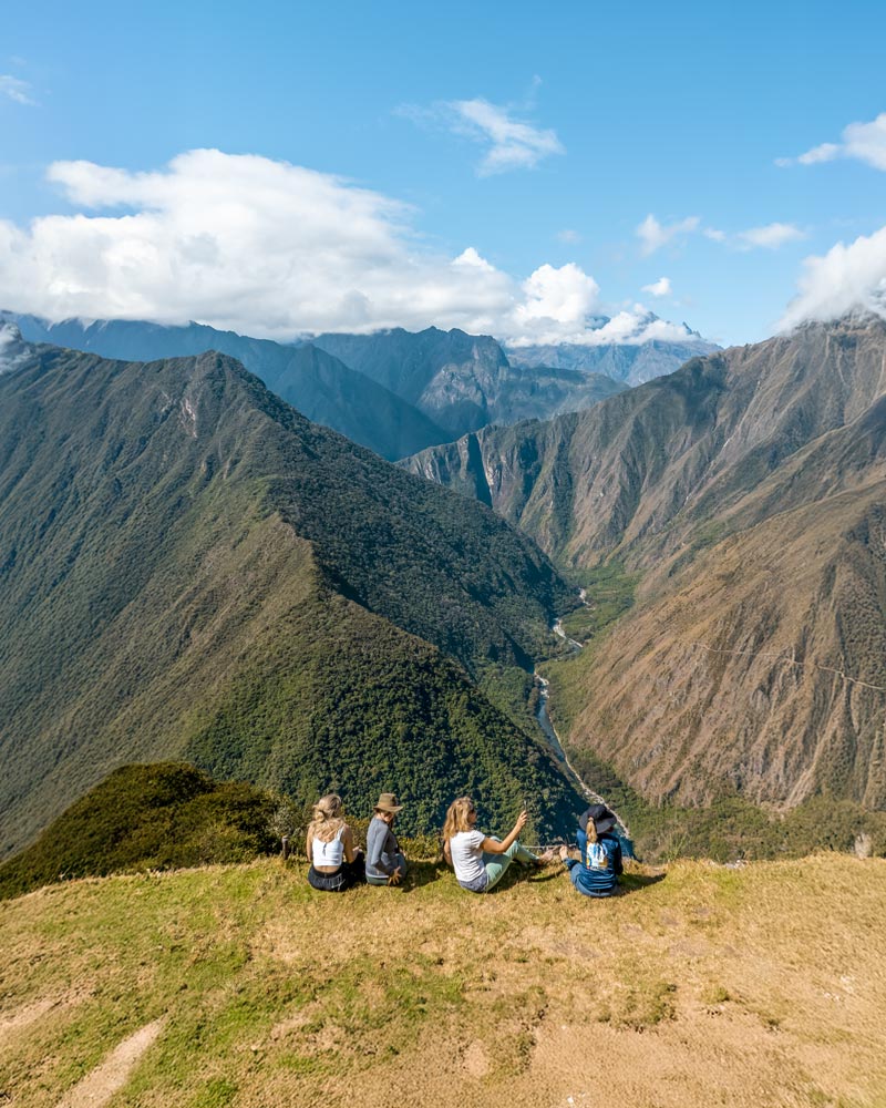 Turistas en el Camino Inca en temporada seca