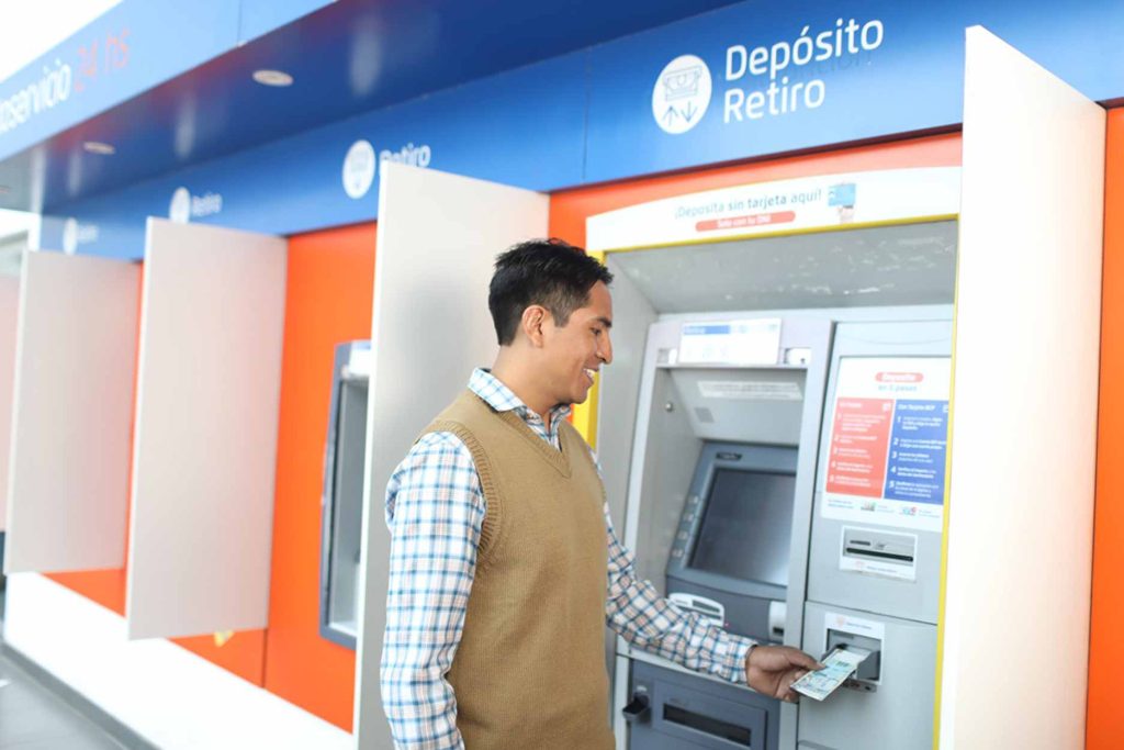 Hombre retirando dinero del cajero automático