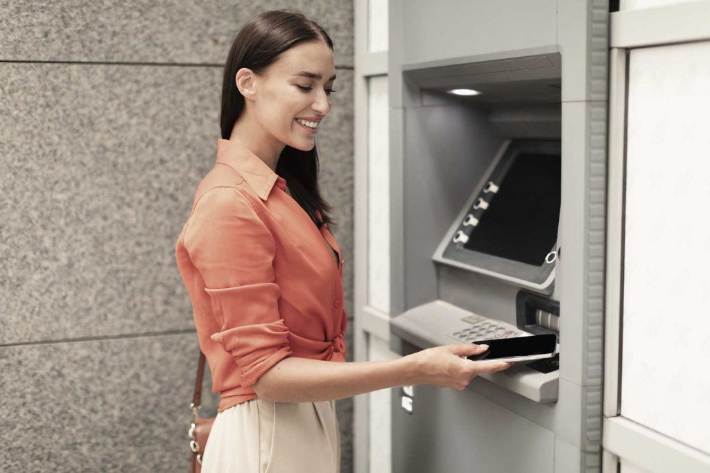 Mujer usando cajero automático