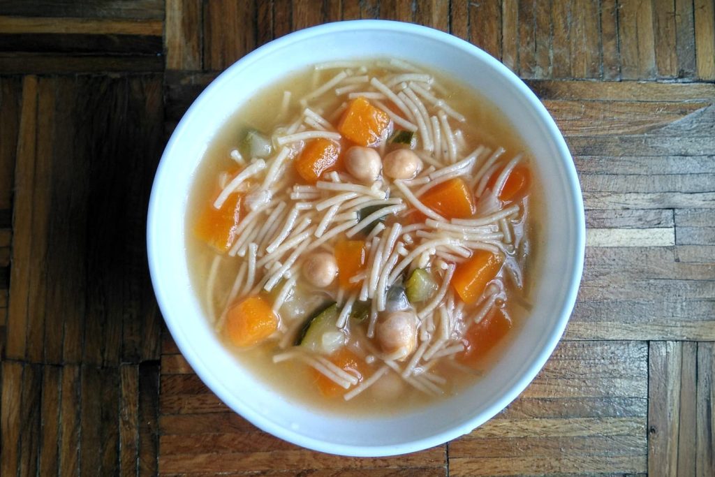 Sopa de fideos instantáneos con frijoles