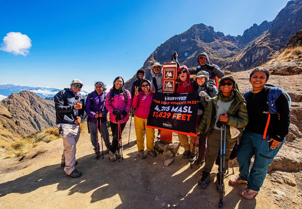 Grupo de turistas felices en el Camino Inca, paso warmiwañusca - mujer muerta, punto de mayor altitud