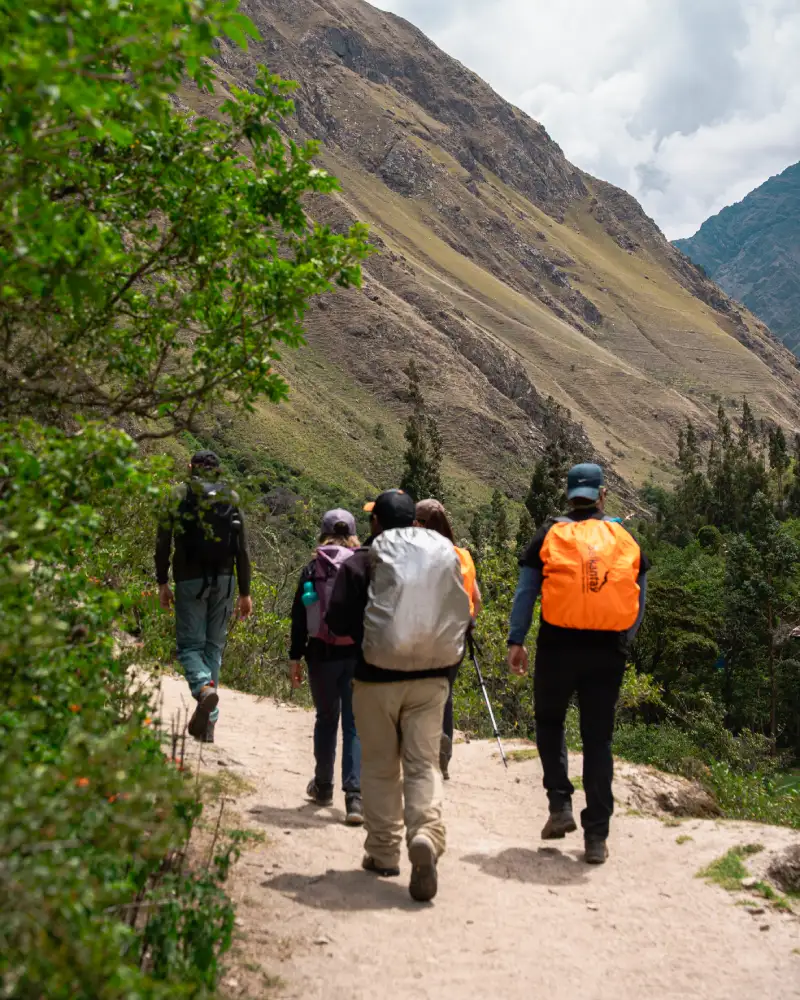 Turistas recorriendo el Camino Inca clásico a Machu Picchu, partiendo desde el km 82