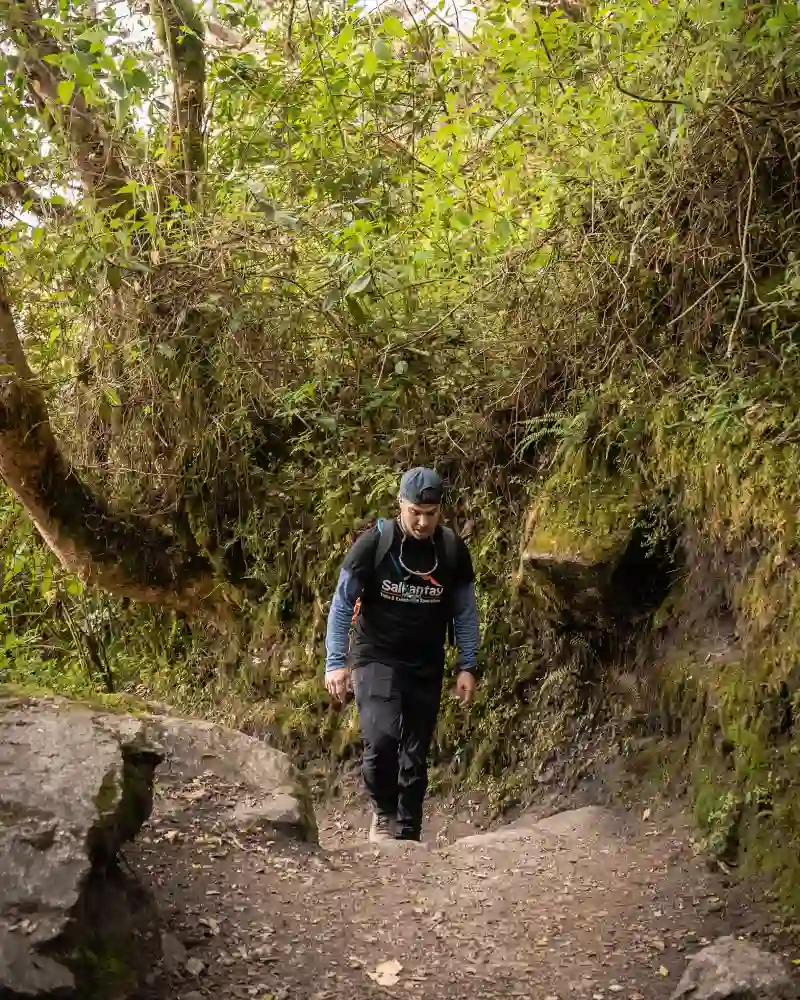 Turista recorriendo el Camino Inca a Machu Picchu en temporada seca