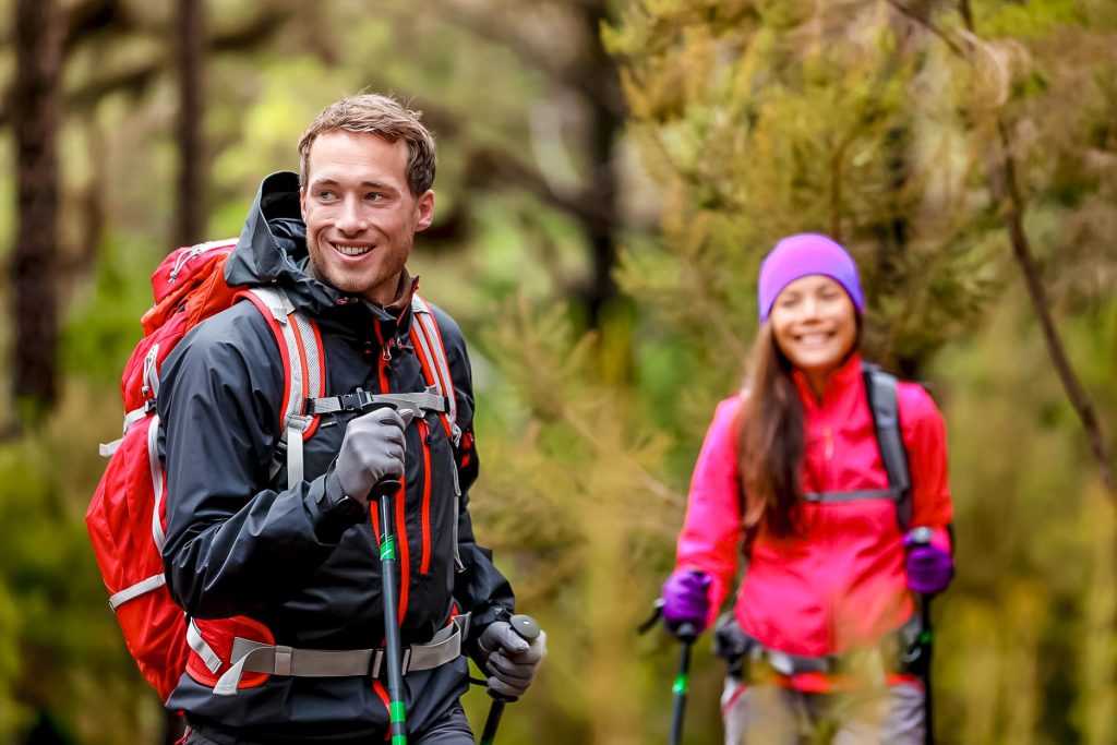 Una pareja de turistas alegres en la caminata en los andes