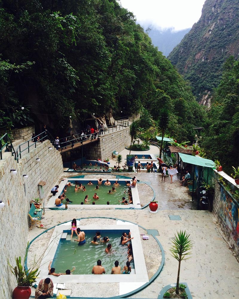 Vista desde arriba de las aguas termales en Machu Picchu Pueblo