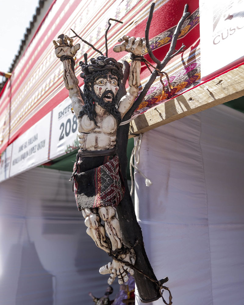 Artesania exhibida en la Feria Santurantikuy de Cusco, sobre la imagen de Jesus crucificado