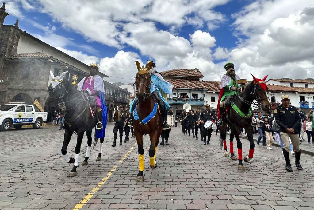 Foto de la plaza de armas de Cusco, cuando se esta interpretando el dia de bajada de reyes, 06 de enero
