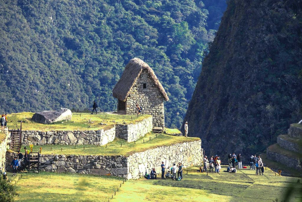Fotografia de la Casa del Guardian en Machu Picchu en un dia soleado