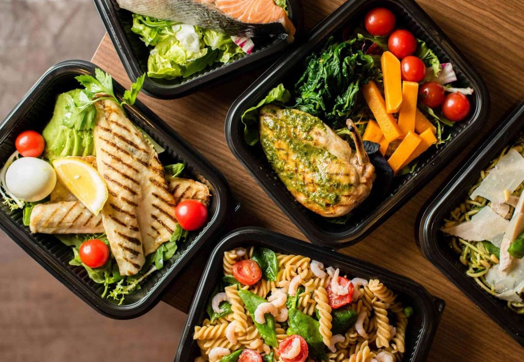 Comidas proteicas variadas enfocadas en entrenamiento para trekking