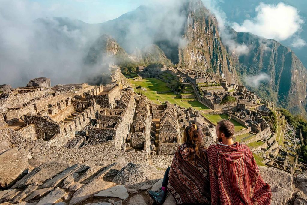 Pareja en Machu Picchu al amanecer.