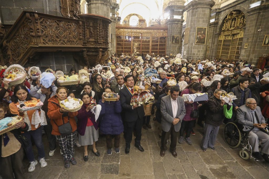 Foto en el interior de la Catedral de Cusco durante la misa de bendición de niños Manuelitos en Navidad